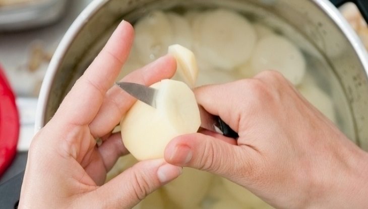 mujer pelando papas 