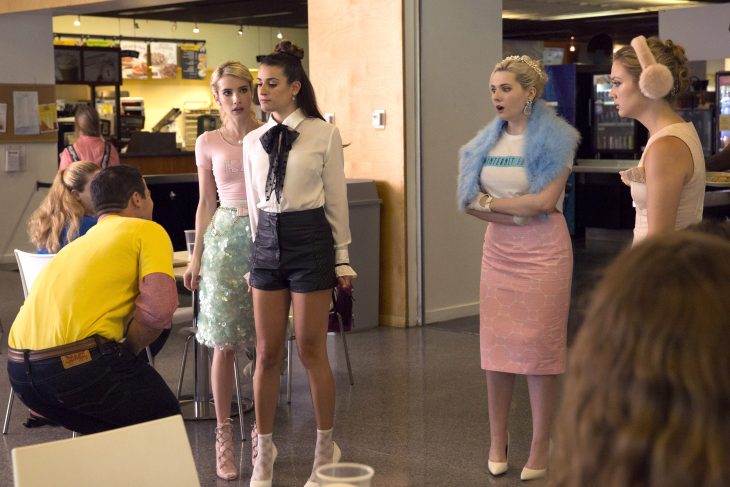 Escena de la serie scream queens lea michel defendiendo a sus amigas