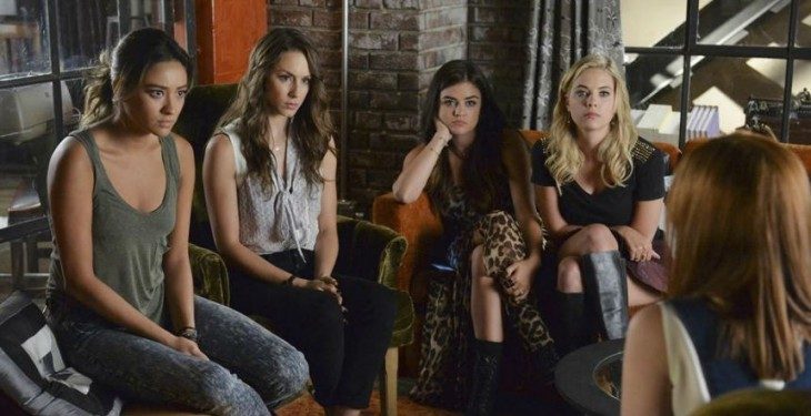 Escena de la serie pretty little liars chicas reunidas en un café hablando 