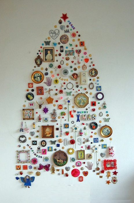 árbol de navidad en la pared hecho de adornos