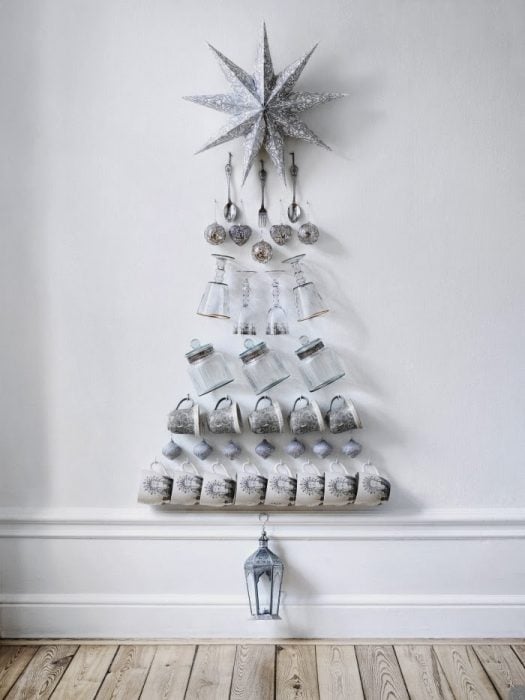 árbol de navidad en pared con jarras y tazas