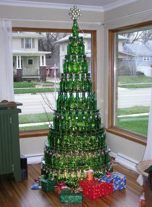 árbol de navidad hecho de botellas verdes