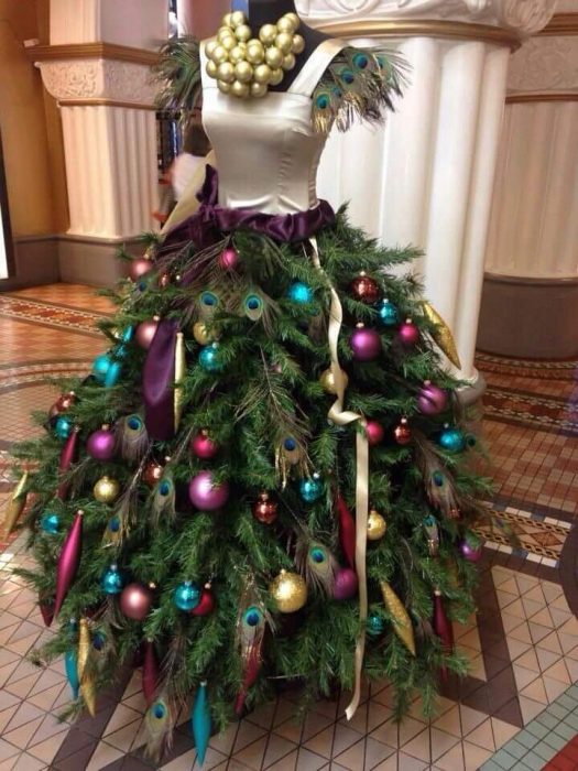 árbol de navidad en maniquí