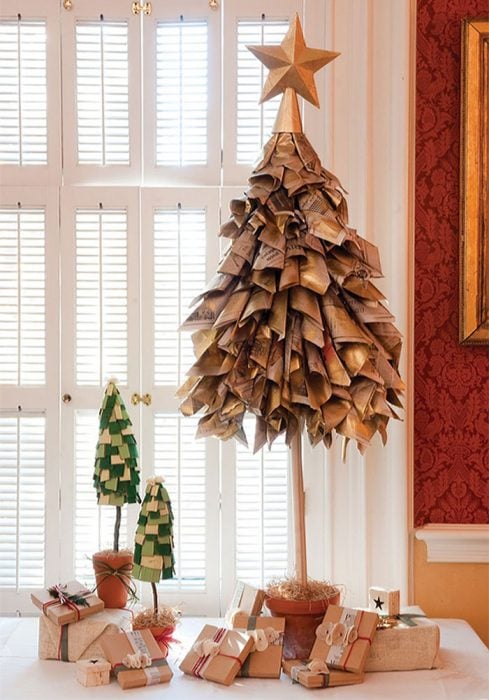 árbol de navidad hecho con periódico
