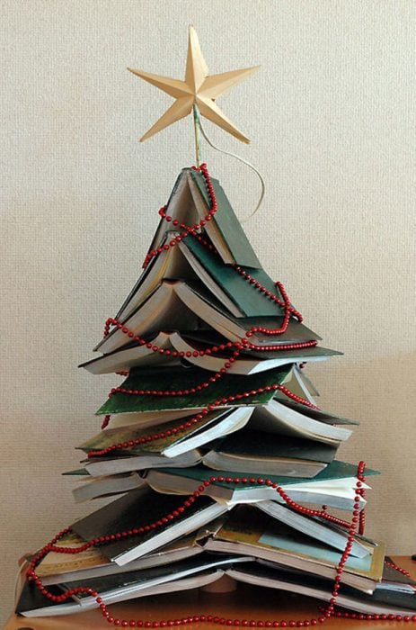 árbol de navidad con libros