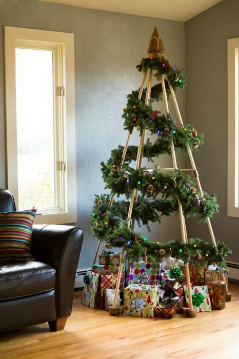 árbol de navidad con estructura de madera y guirnalda de pino