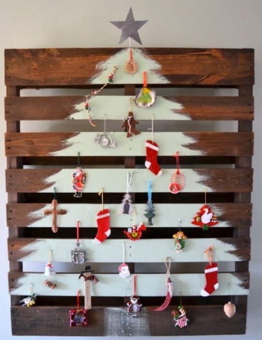 árbol de navidad pintado sobre pallet