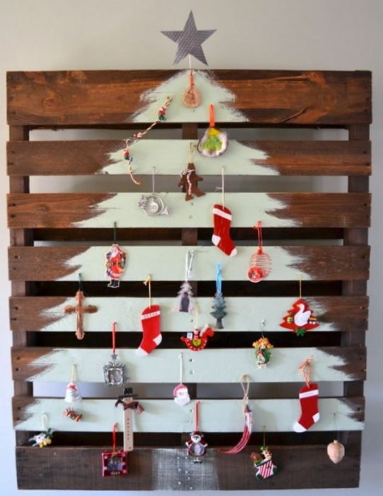 árbol de navidad pintado sobre pallet