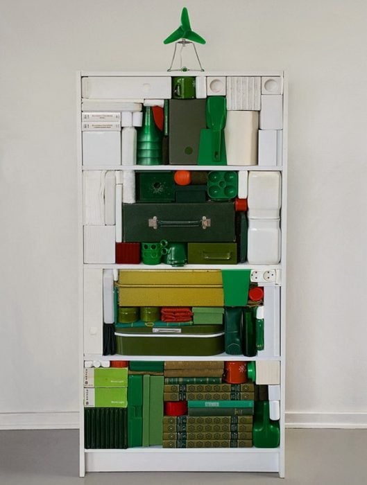 árbol de navidad con objetos verdes en librero