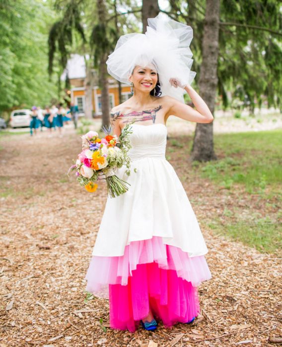 chica vestida de novia con colores