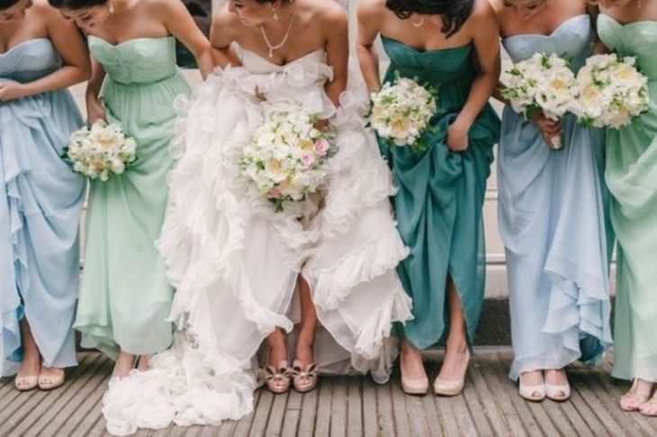 novia y damas vestidas de verde