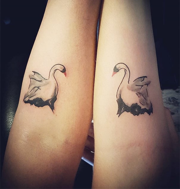 tatuaje madre e hija cisnes