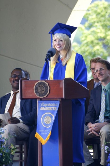 Escena de la película spiderman 2, emma stone graduado 