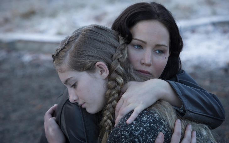 Escena de la película los juegos del hambre katniss y prim abrazadas 