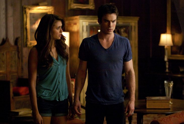 Escena de la serie the vampire diares, damon y elena peleando 