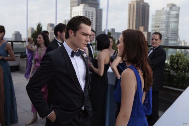 Escena de la serie gossip girls chuck y blair conversando 