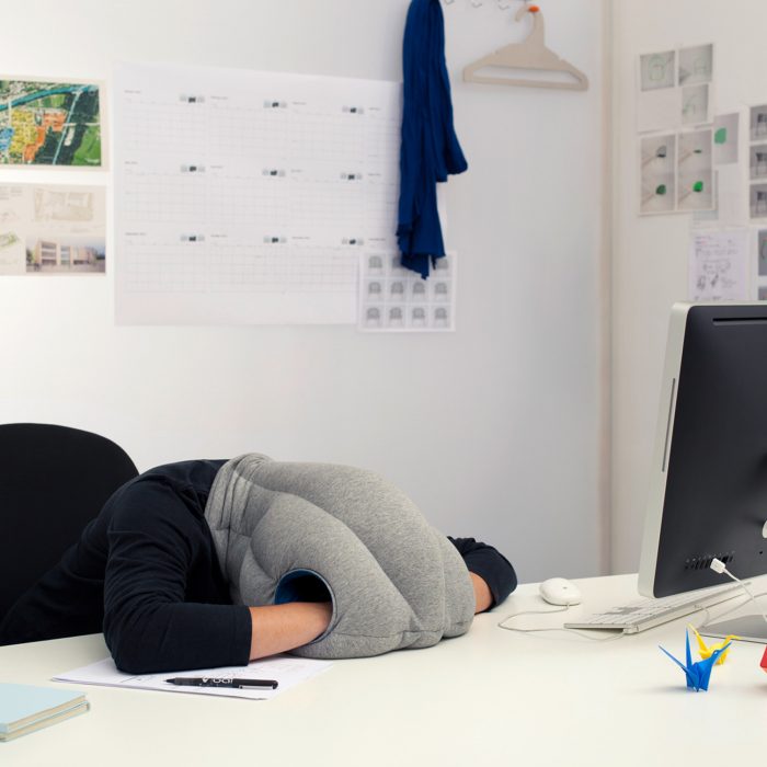 Chica con la cabeza recostada en una almohada