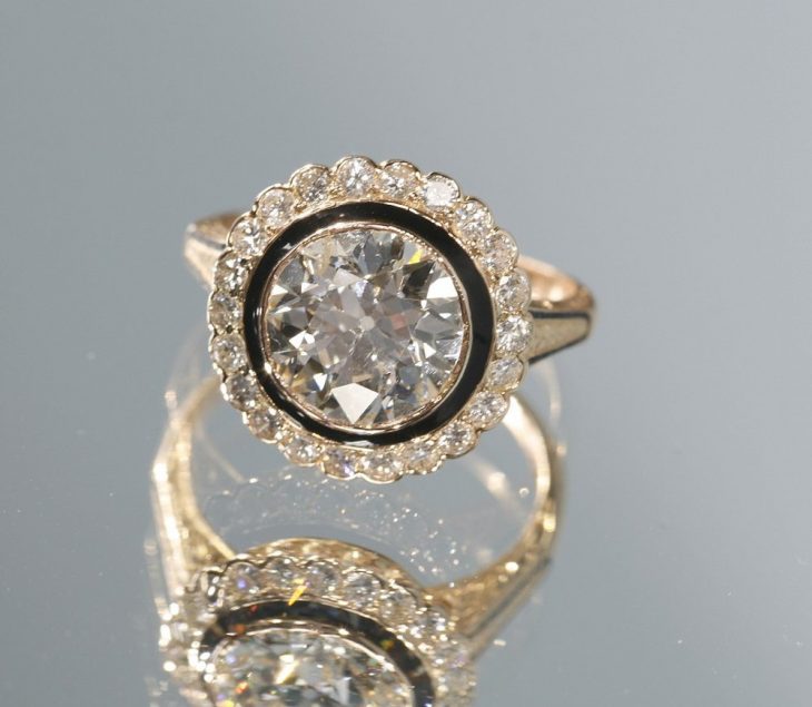 Anillo de compromiso con diamantes negros 