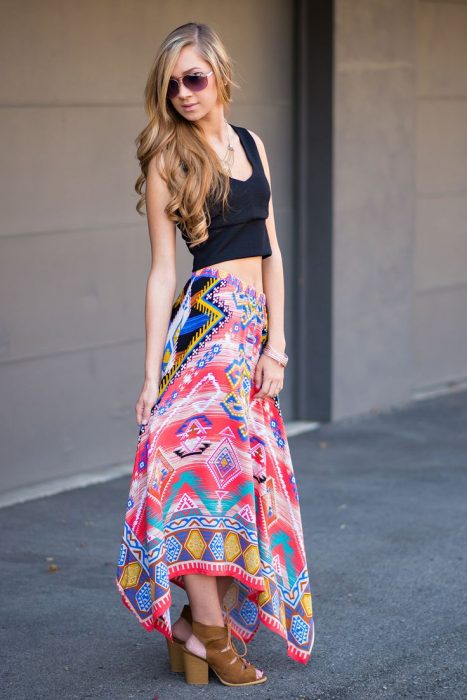 Chica usando una maxi falda con un crop top en color negro 