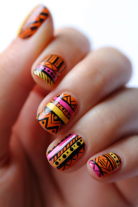 Uñas con diseños en azteca print 