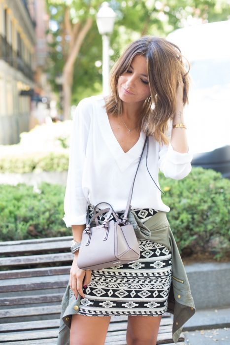 Chica usando una falda de aztec print con una blusa en color blanco 