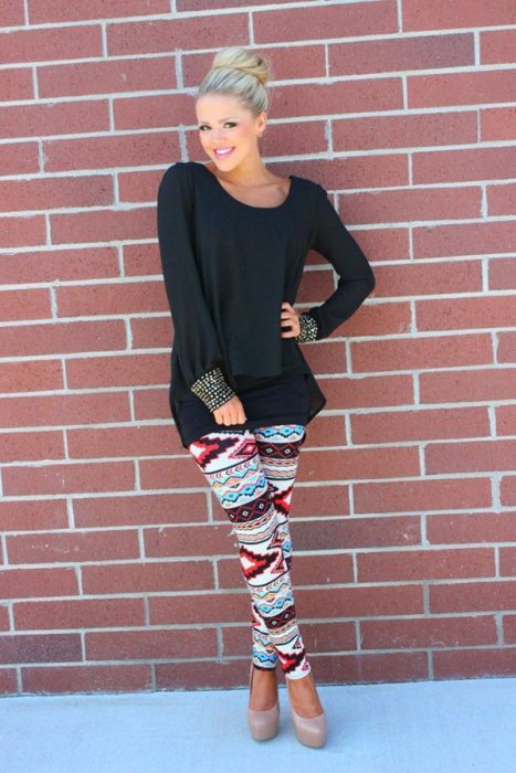 Chica usando unos leggins con estampado aztec print 