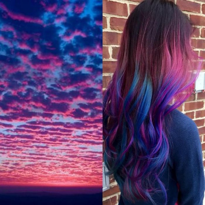 Chica con el cabello teñido de los colores del atardecer, azul y rosa 