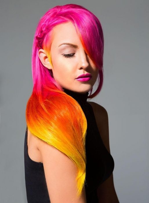 Chica con el cabello teñido con la tendencia sunset hair 