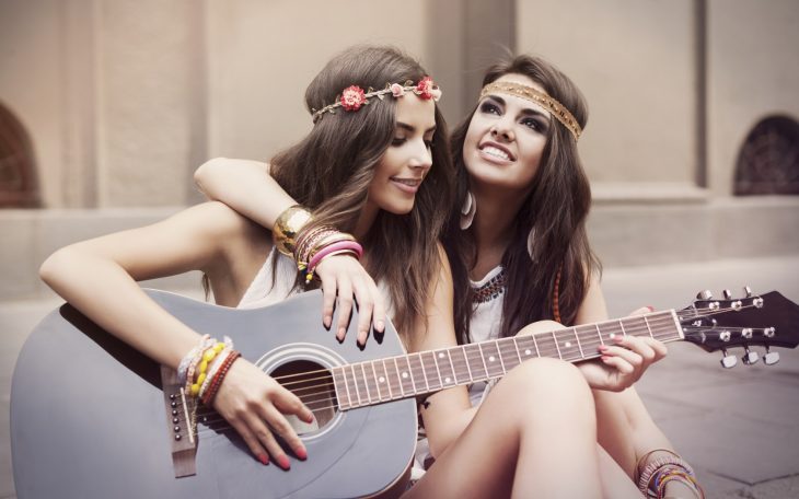 Chicas tocando una guitarra