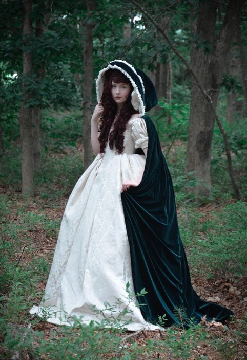 Chica con un vestido medieval de color blanco con verde 