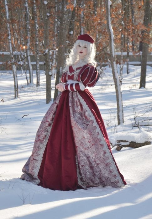 Chica usando un vestido medieval en color rojo 