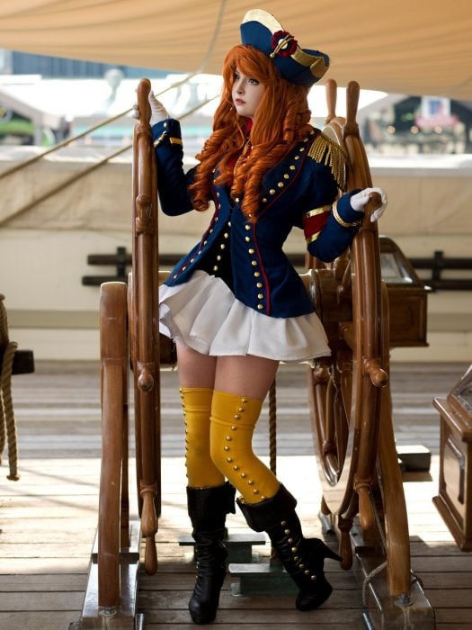 Chica usando un traje de marinera 