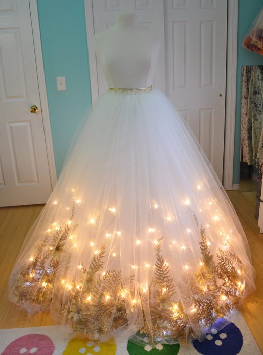 Vestido blanco con luces de navidad al fondo 