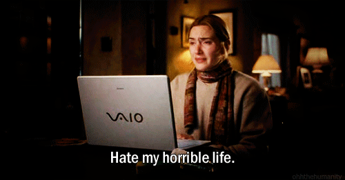 GIF chica detrás de una computadora diciendo que odia su vida 