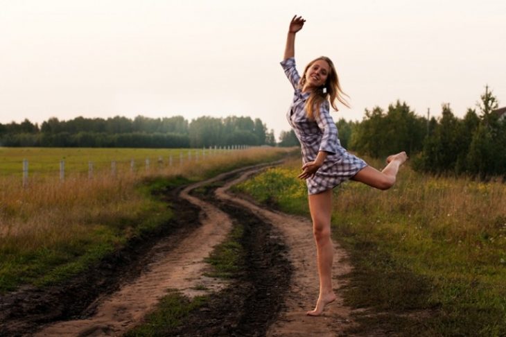 chica saltando en el campo