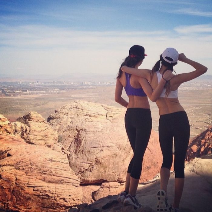 amigas haciendo ejercicio en cerro