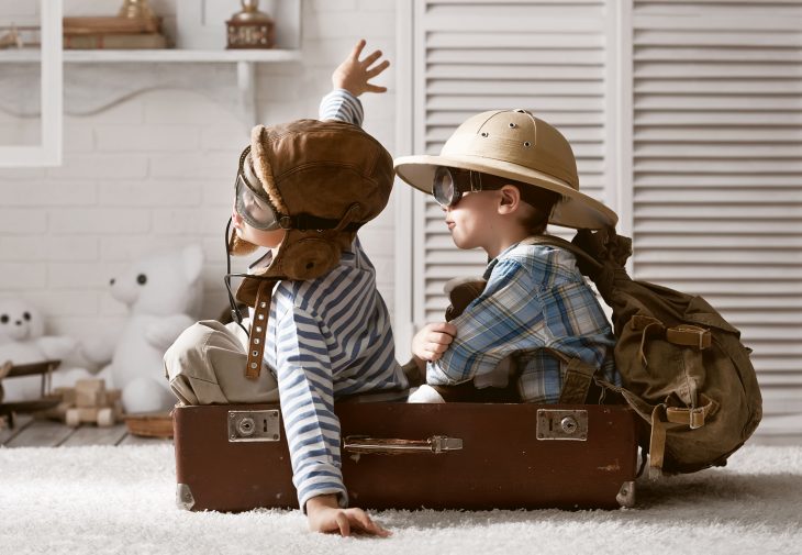 Niños pequeños jugando a los exploradores 