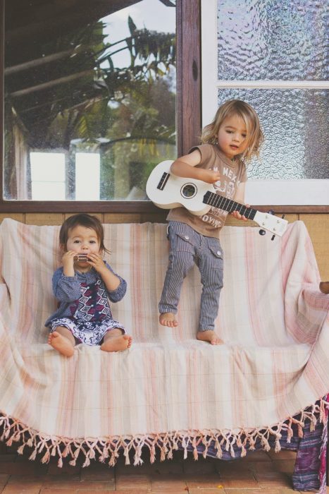 Niños jugando con instrumentos musicales 