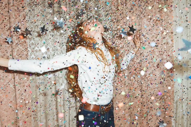 Chica feliz, rodeada de estrellas 