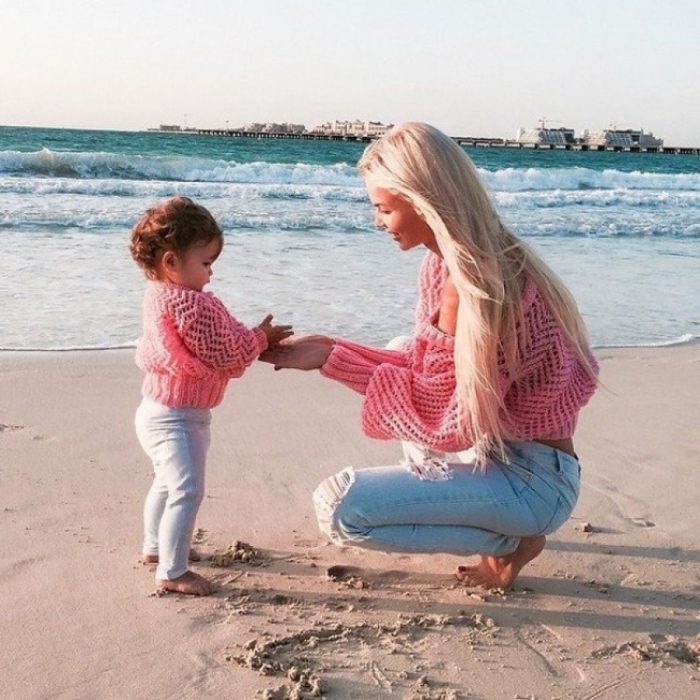 Madre e hija en la playa 
