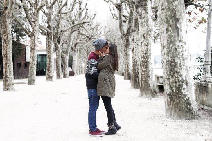 Pareja besándose en la nieve 