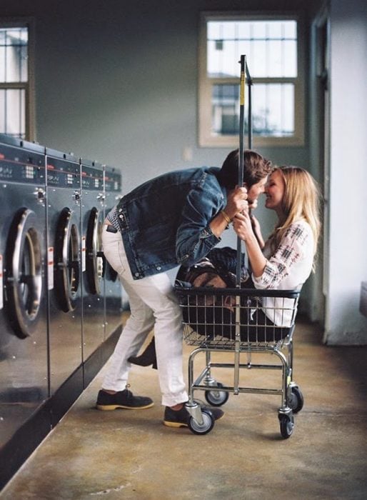 Pareja besándose en una lavandería 