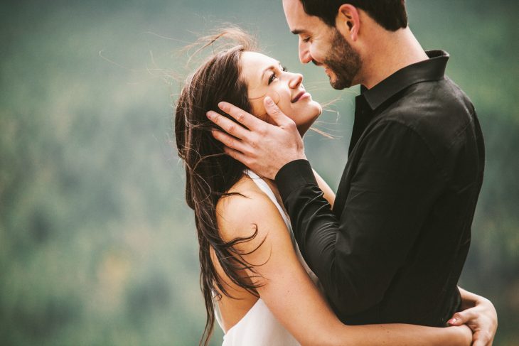 Pareja viendose a los ojos