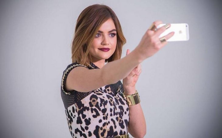 Chica tomándose una selfie con su celular 