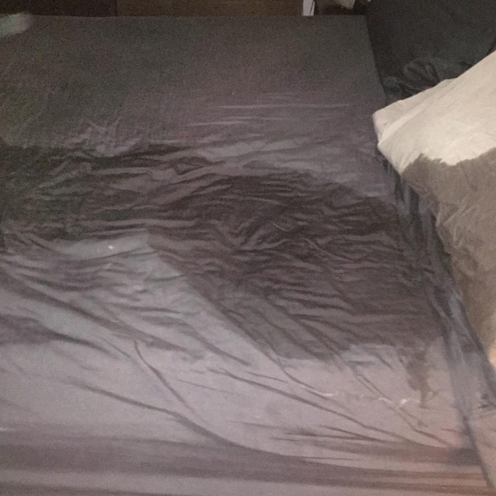 Cama de una persona llena con sudor 