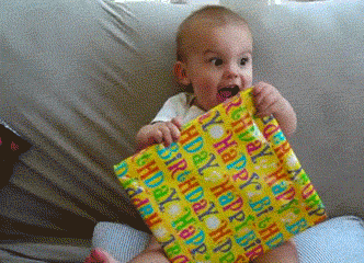 GIF Bebé con cara de sorprendido con un regalo 