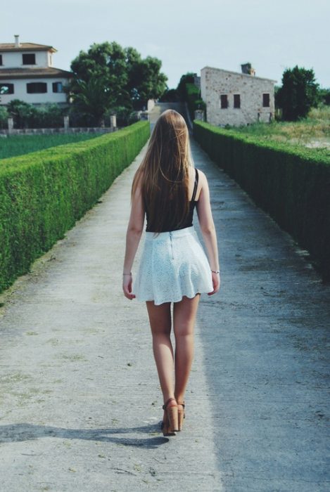 Chica caminando en tacones por la calle 