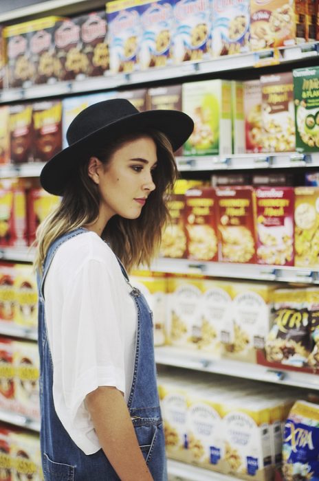 Chica en el supermercado 