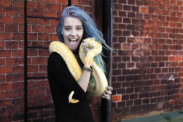 Chica con una serpiente en su cuello 