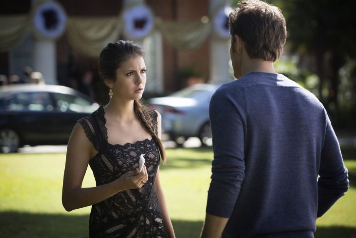 Escena de la serie the vampire diares, elena hablando con stefan 